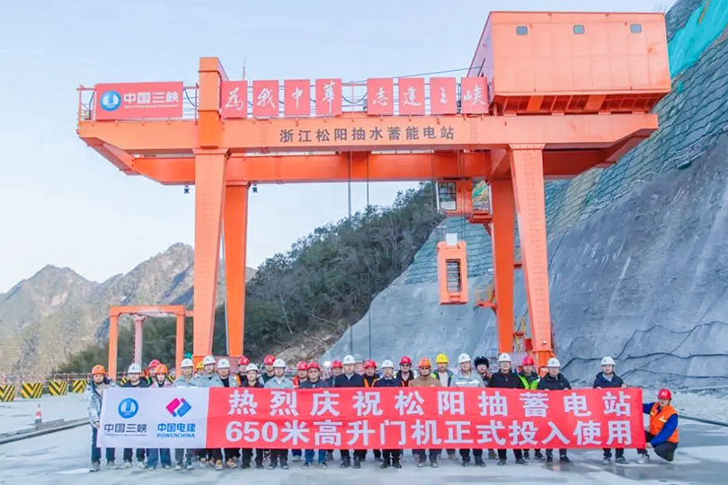 正式投運(yùn)！658米世界首臺(tái)套超高揚(yáng)程起重機(jī)進(jìn)度更新！